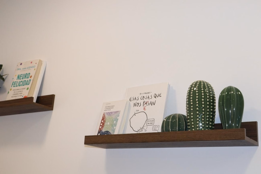 Estanterías con cactus decorativos y libros de psicología