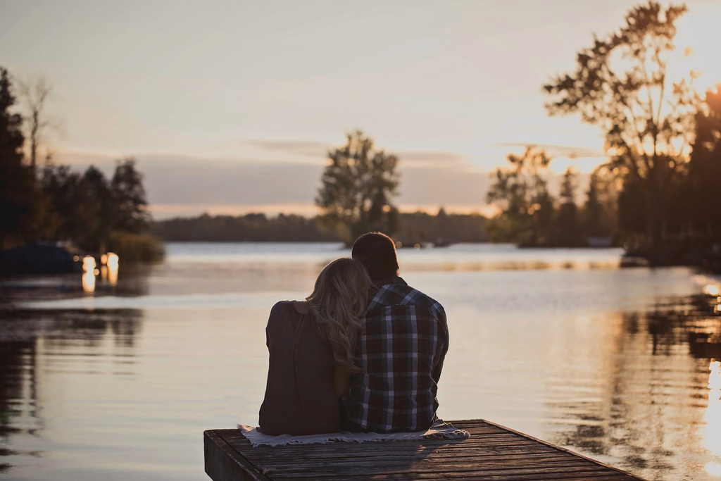 Pareja compartiendo un momento de conexión